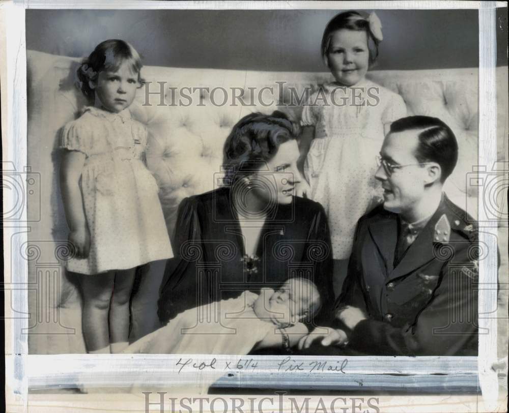 1943 Press Photo Princess Juliana &amp; family in Ottawa, Canada - pio37966- Historic Images