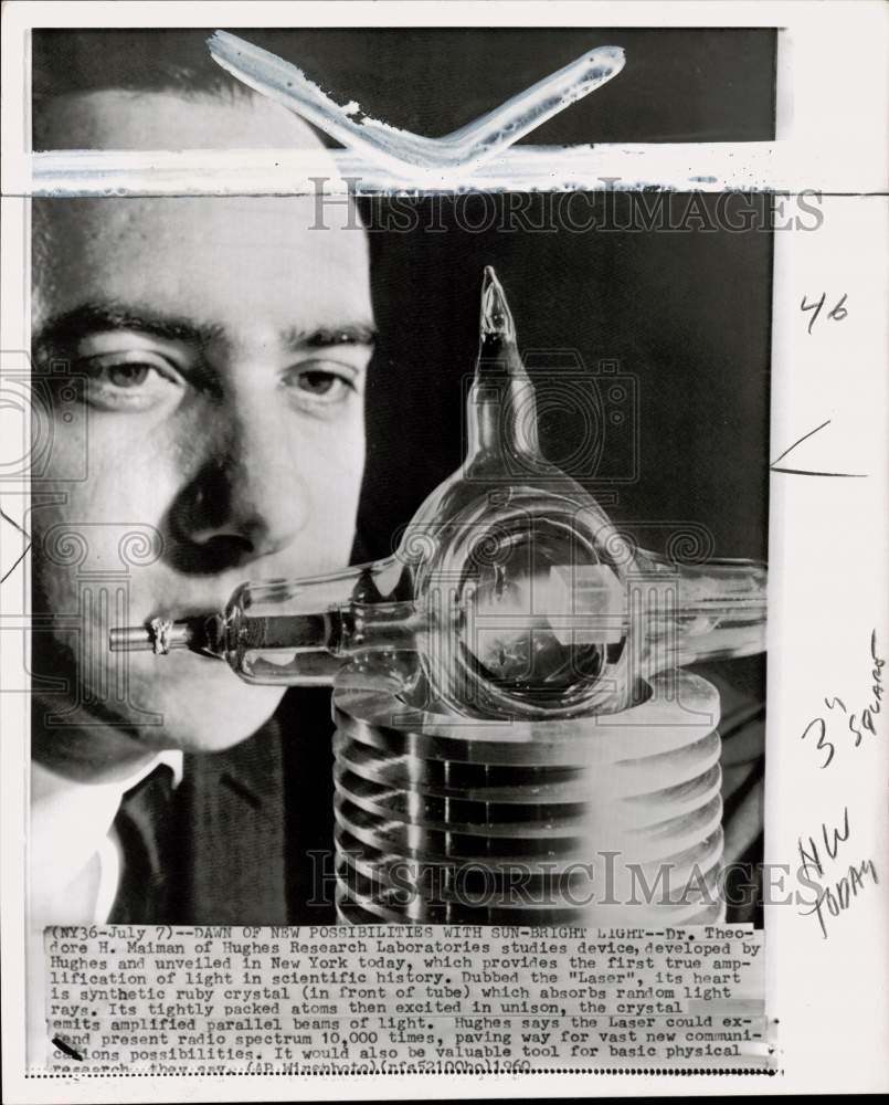 1960 Press Photo Dr. Theodore H. Maiman inspects the &quot;Laser&quot; light tube- Historic Images