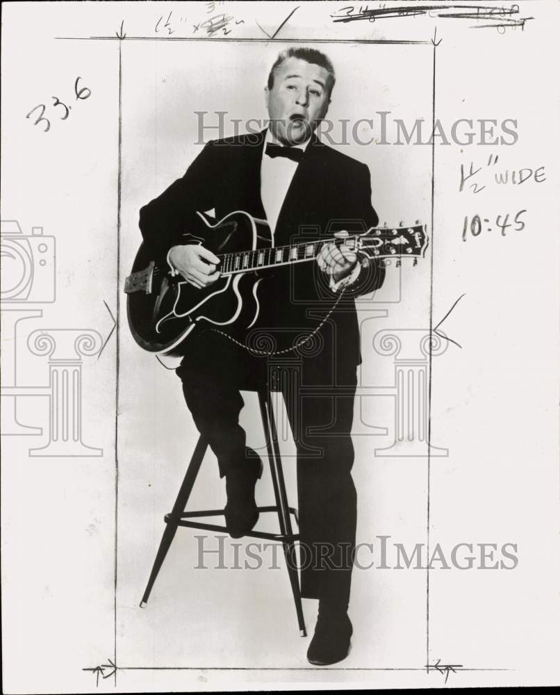 1972 Press Photo Entertainer George Gobel plays guitar - pio39379 - Historic Images