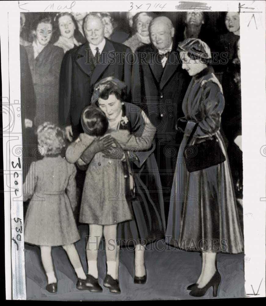 1954 Press Photo Queen Mother Elizabeth, family, officials at Waterloo in London- Historic Images