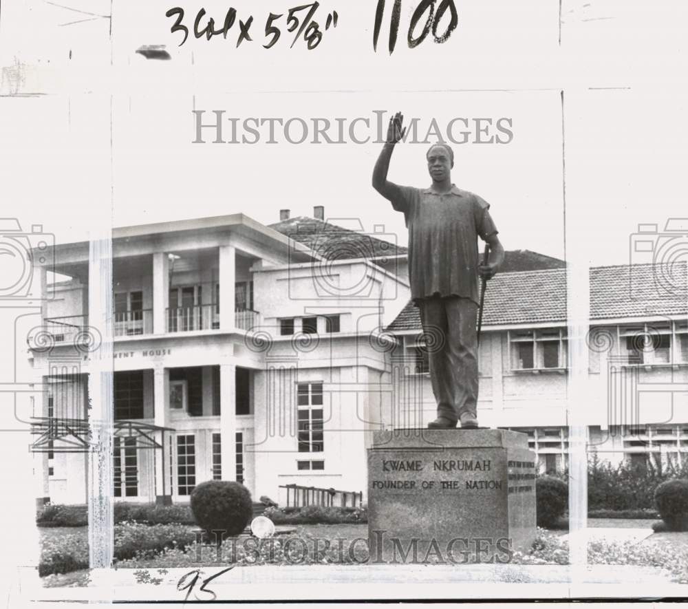 Press Photo Statue of President Kwame Nkrumah in Accra, Ghana - pio42200 - Historic Images