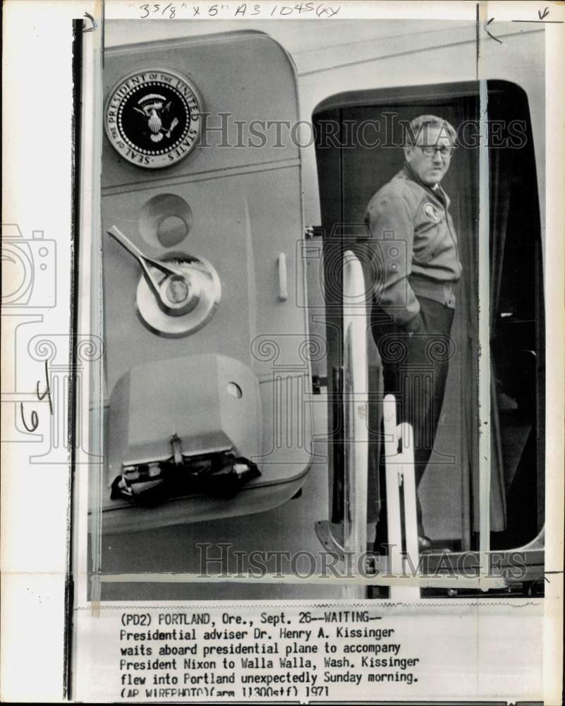 1971 Press Photo Adviser Henry Kissinger on Presidential plane in Portland, OR - Historic Images