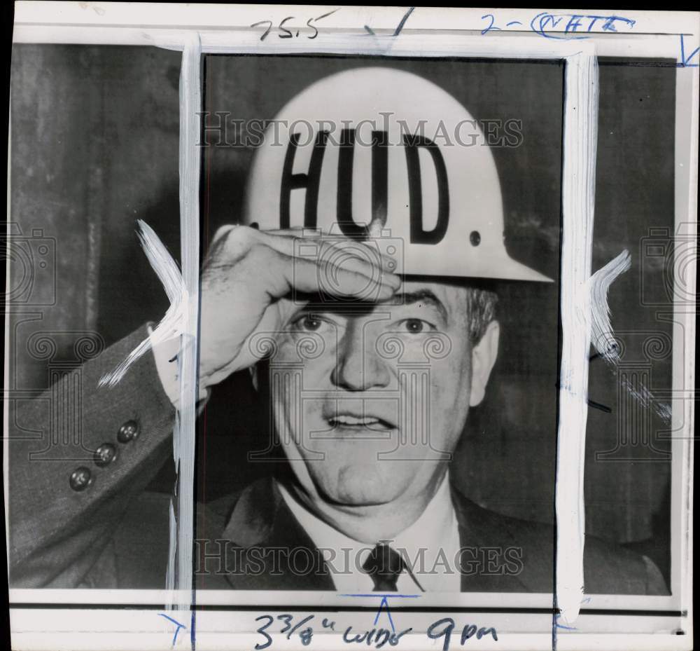 1966 Press Photo Vice President Hubert Humphrey wears HUD hat in Washington, DC - Historic Images