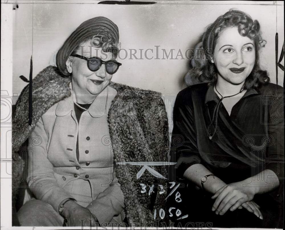 1949 Press Photo Annette Kubiak and Annette Corrigan at Engel trial in Chicago - Historic Images