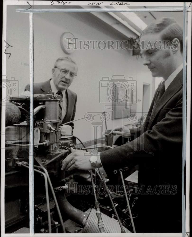 1974 Press Photo Donald McPherson and John Zwerner discuss new Chevrolet engine - Historic Images