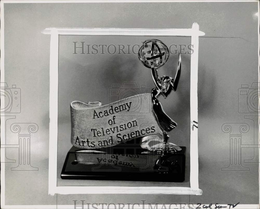 1964 Press Photo Emmy Awards&#39; &quot;Academy of Television Arts and Sciences&quot; trophy - Historic Images