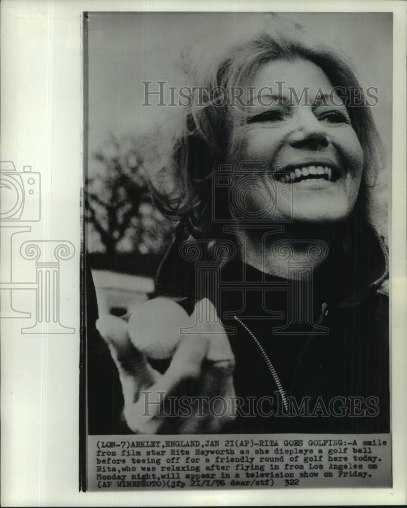 1976 Press Photo Rita Hayworth holds a golf ball before teeing off in Arkley- Historic Images