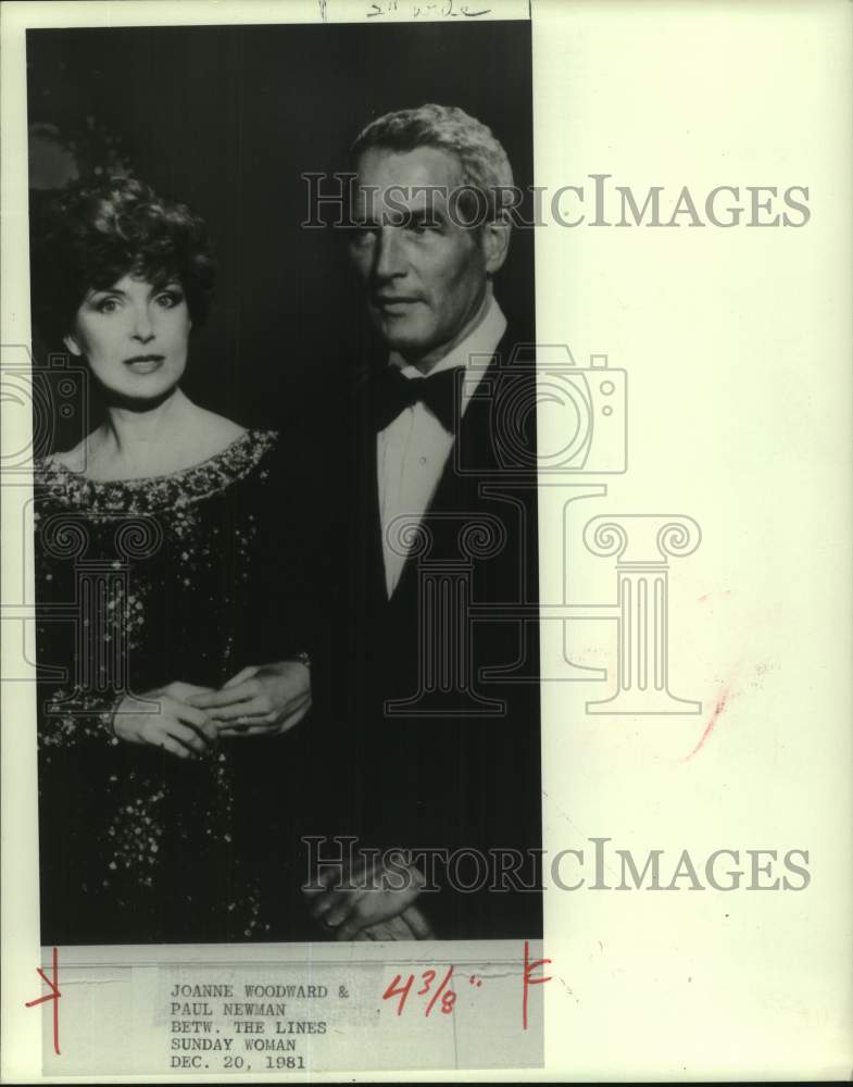 1981 Actors Paul Newman &amp; Joanne Woodward pose together - Historic Images