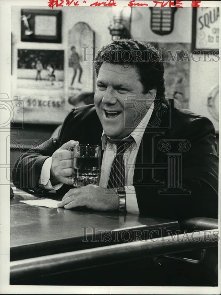 1983 Press Photo George Wendt on &quot;Cheers&quot; - pip06723- Historic Images