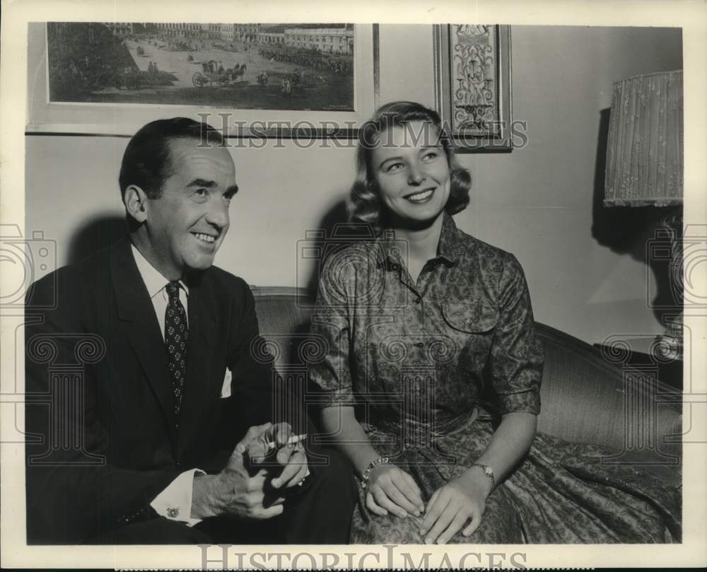 1957 Press Photo Edward R. Murrow, Marilyn Van Derbur on &quot;Person to Person&quot; - Historic Images