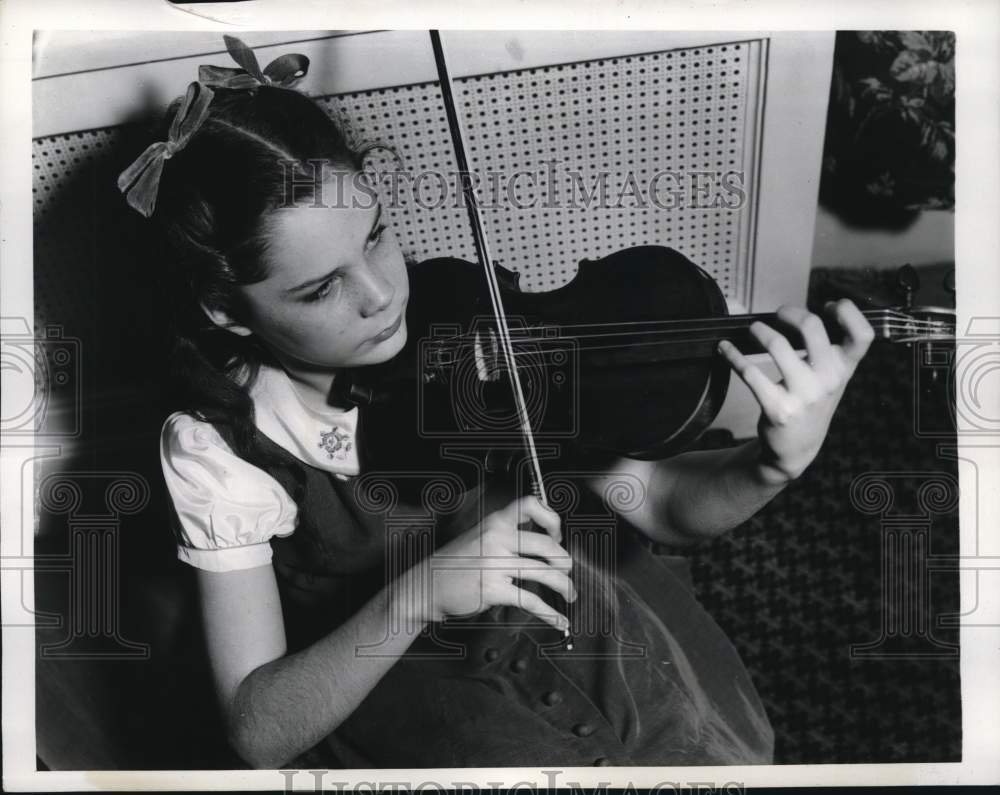 1940 Press Photo Violin Child Prodigy Patricia Travers in New York - pip11131 - Historic Images