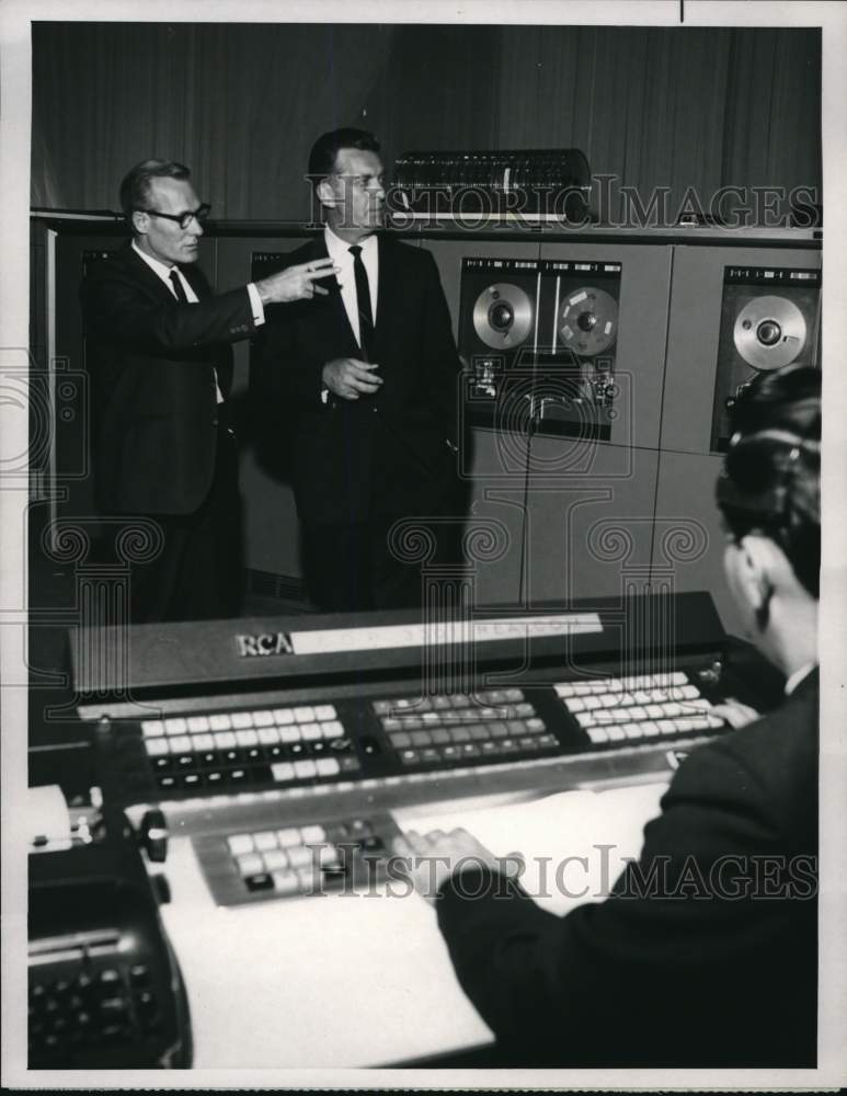 1964 Press Photo NBC News Correspondents Frank McGee &amp; Chet Huntley in Studio - Historic Images