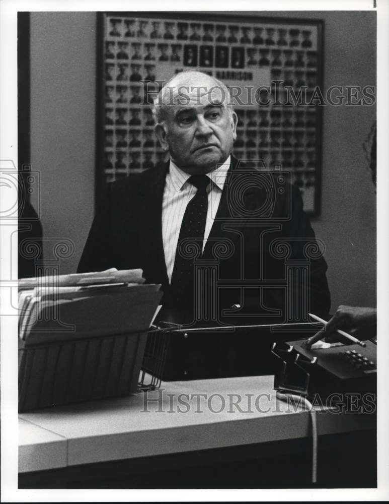 1987 Press Photo Actor Ed Asner stars in &quot;Signs of Life&quot; on &quot;Bronx Zoo&quot; TV show - Historic Images