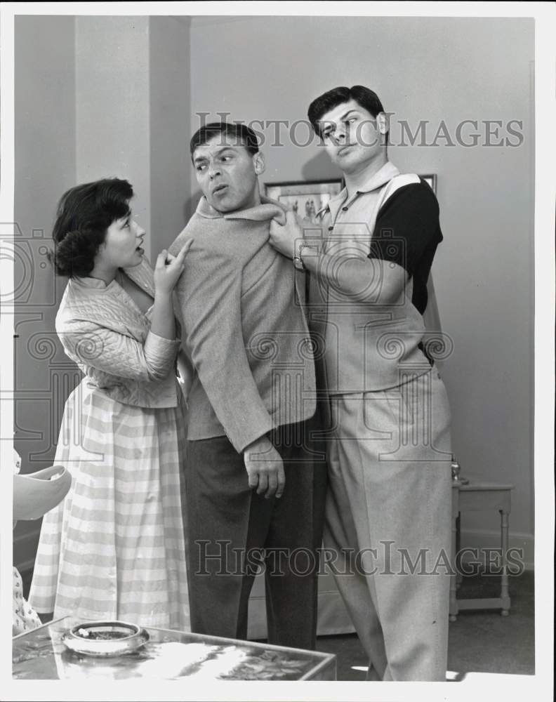 1954 Press Photo Pinky Lee and children Patty and Morgan in &quot;Pinky Lee Show&quot;- Historic Images