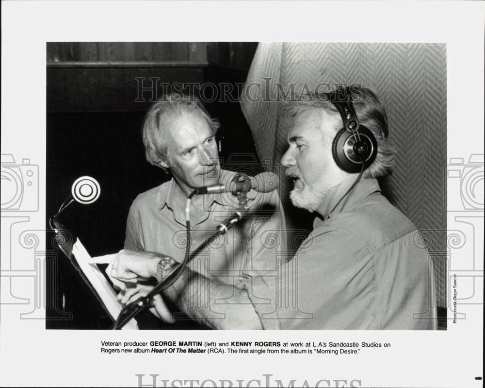 1986 Press Photo George Martin and Kenny Rogers at work at Sandcastle Studios - Historic Images