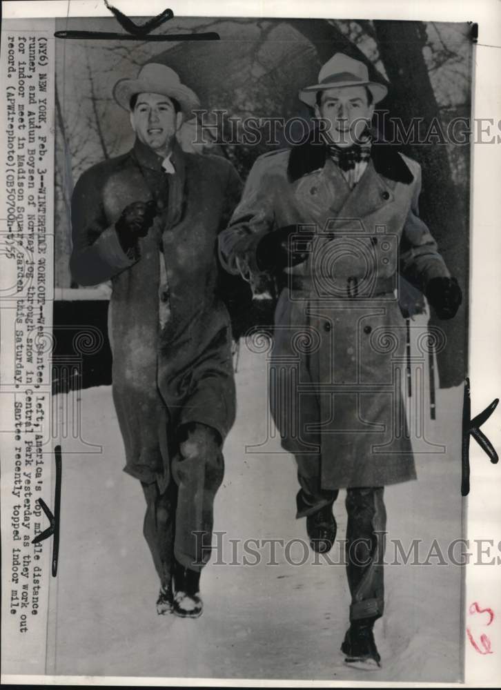 1955 Press Photo Track athletes Wes Santee and Audun Boysen in Central Park - Historic Images