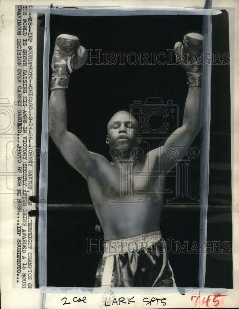 1956 Press Photo Welterweight boxing champion Johnny Saxton celebrates victory - Historic Images