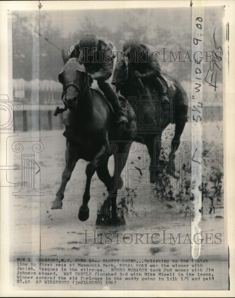 1957 Press Photo Jockeys and racehorses approach the finish at Monmouth Park- Historic Images