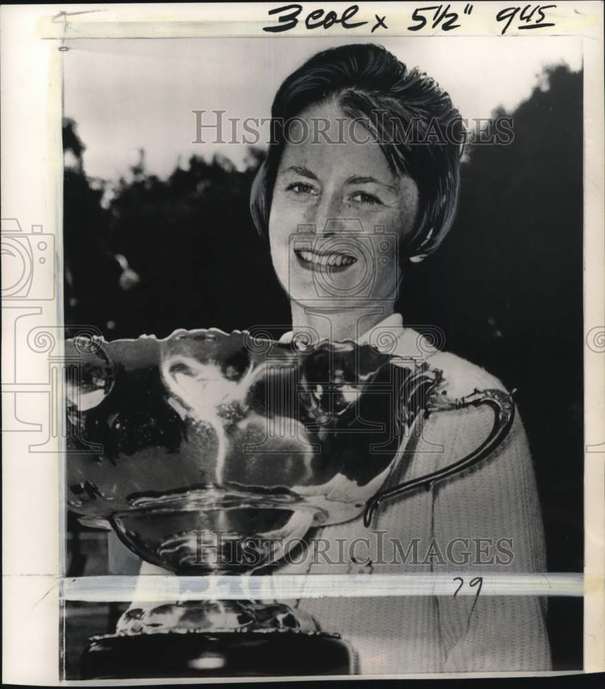 1963 Press Photo Tennis player Nancy Richey with the U.S. Clay Courts trophy- Historic Images