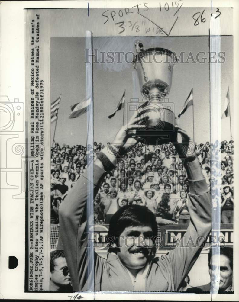 1975 Press Photo Mexican Raul Ramirez Holds Up Italian Open Tennis Cup In Rome - Historic Images