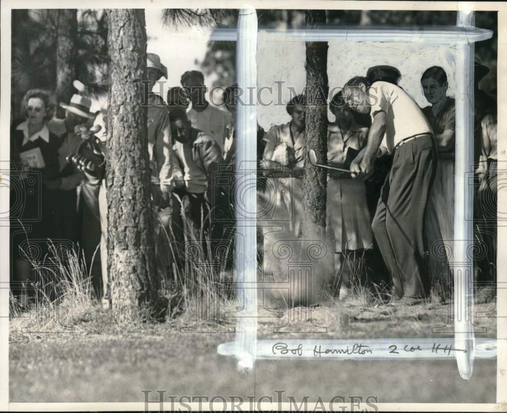 1944 Press Photo Golfer Bob Hamilton Chips From Trees During Match In Spokane - Historic Images