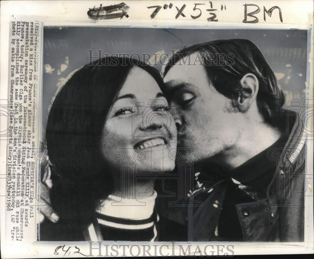 1968 Press Photo Olympic Skier Olga Pall kissed by Jean Claude Killy, Chamrousse - Historic Images