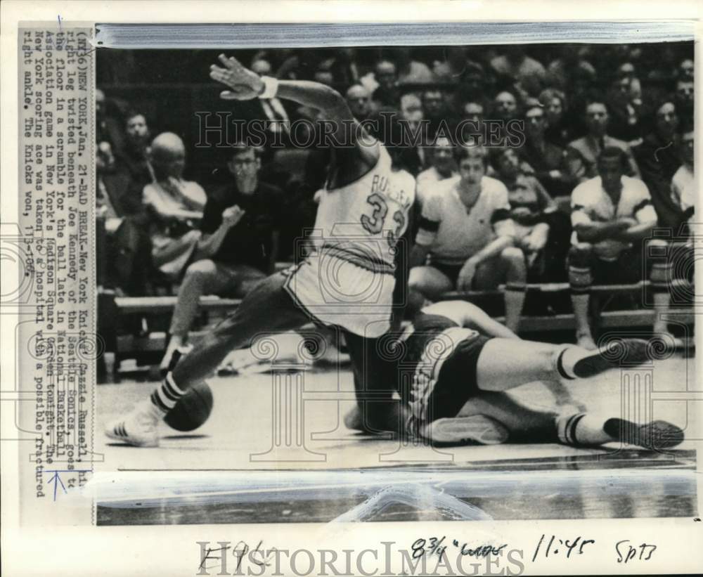 1969 Press Photo Knicks&#39; Cazzie Russell, Sonics&#39; Joe Kennedy play basketball, NY - Historic Images