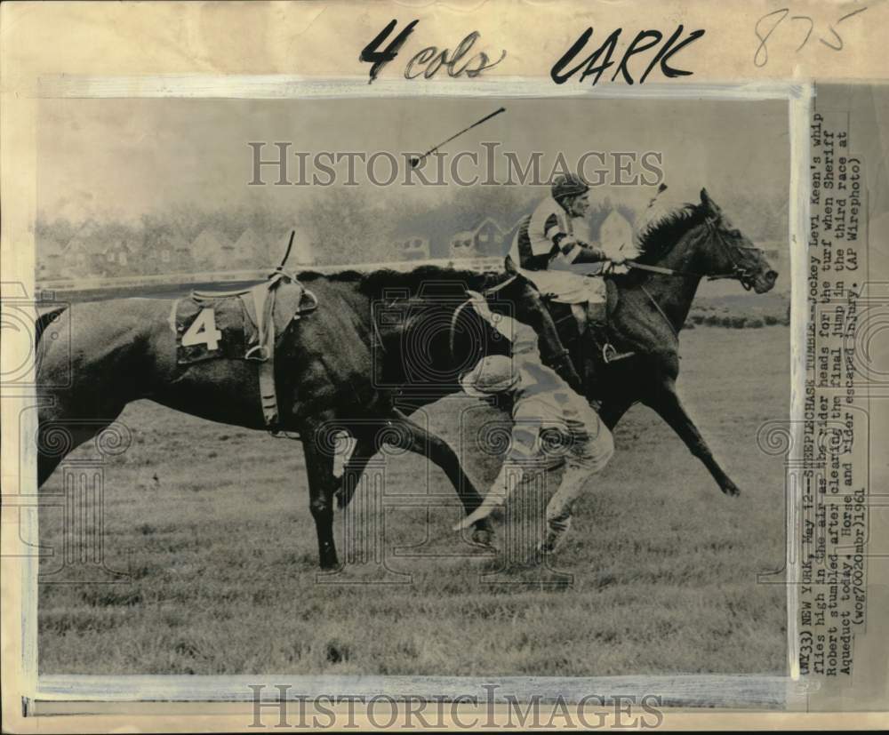 1961 Press Photo Jockey Levi Keen falls from horse in race at Aqueduct, New York- Historic Images