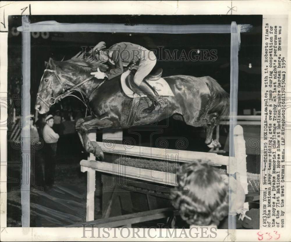 1954 Press Photo Mexican Army&#39;s Roberto Vinals, National Horse Show, New York- Historic Images