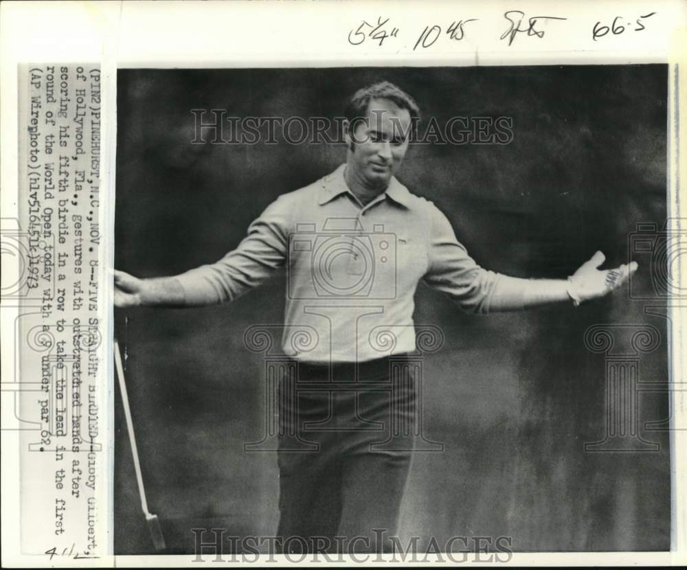 1973 Press Photo Golfer Gibby Gilbert celebrates lead, World Open, Pinehurst, NC - Historic Images