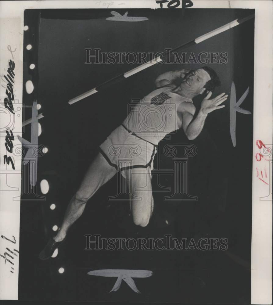 1953 Press Photo Athlete Rev. Bob Richards clears bar, Pole vault, Boston Garden- Historic Images