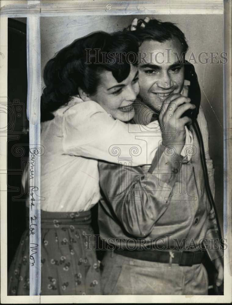 1943 Press Photo Boxer &amp; Marine Barney Ross with wife Cathy Howlett - pis01591- Historic Images