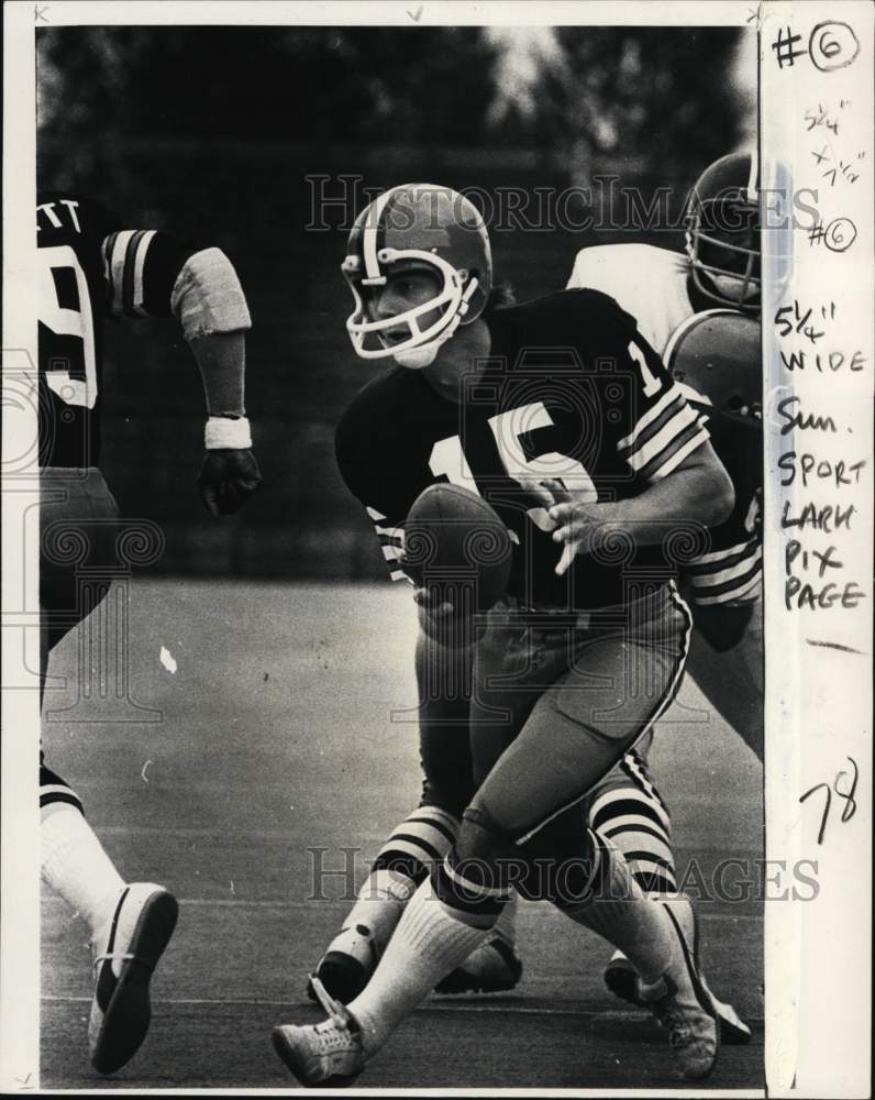 1975 Press Photo Cleveland football player Mike Phipps, New York Giants game - Historic Images