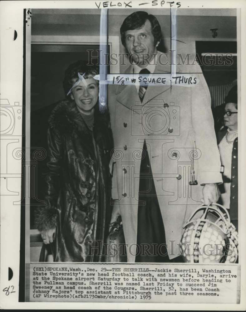 1975 Press Photo Football Jackie Sherrill &amp; wife arrive at Spokane airport- Historic Images