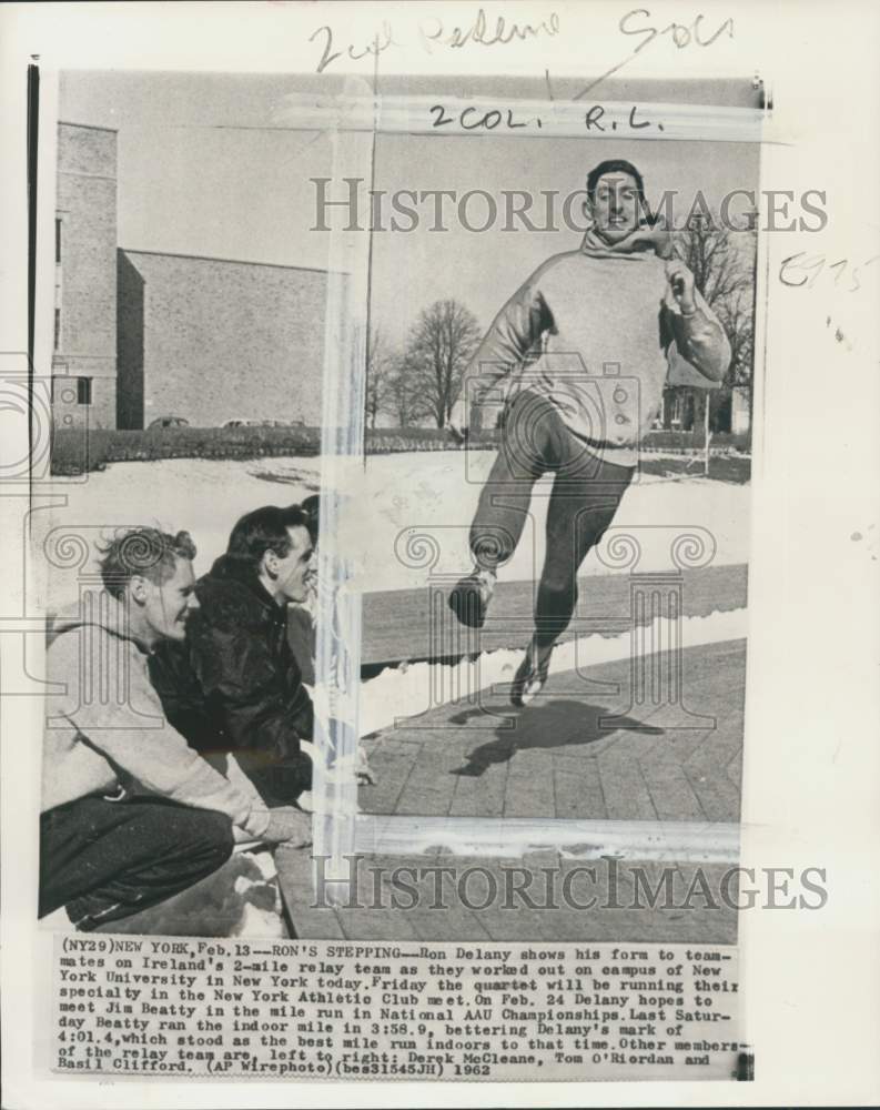 1962 Press Photo Runner Ron Delany &amp; teammates at workout, New York University - Historic Images