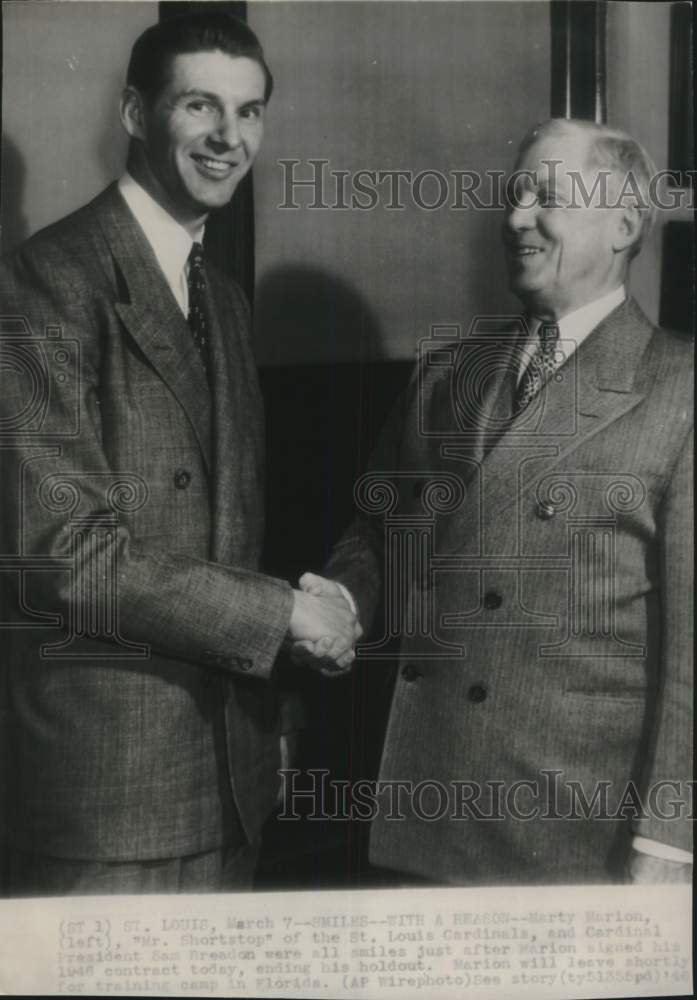 1946 Press Photo Cardinal&#39;s baseball player Marty Marion &amp; Sam Breadon, MO - Historic Images