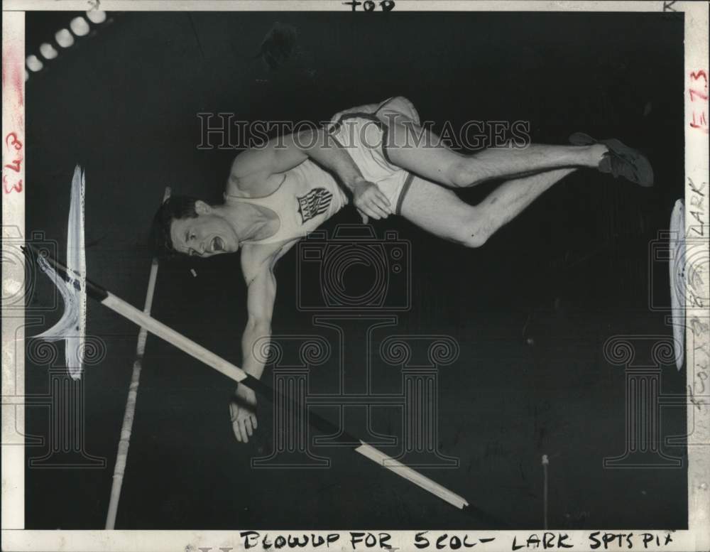 1950 Press Photo Pole Vaulter Bob Richards going over the bar - pis02298 - Historic Images