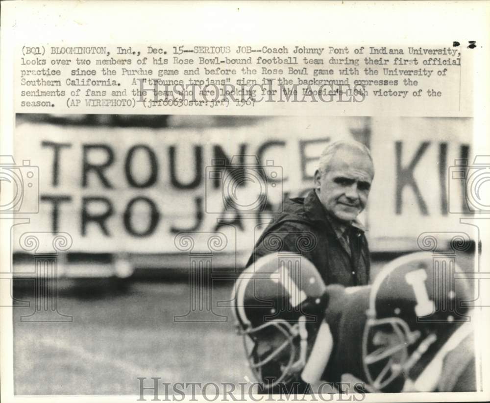 1967 Press Photo Hoosier&#39;s Football coach Johnny Pont &amp; players, practice, IN- Historic Images