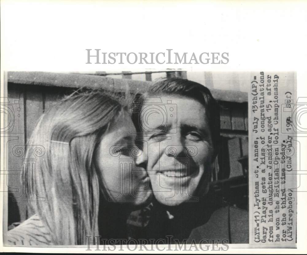 1974 Press Photo Golfer Gary Player kissed by daughter Jennifer, Lytham St Annes- Historic Images