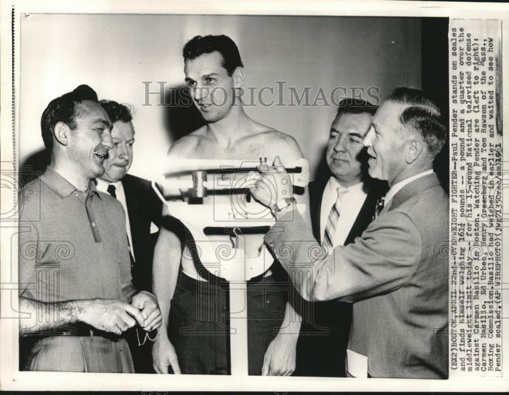 1961 Press Photo Paul Pender&#39;s middleweight boxing weigh-in, Massachusetts - Historic Images