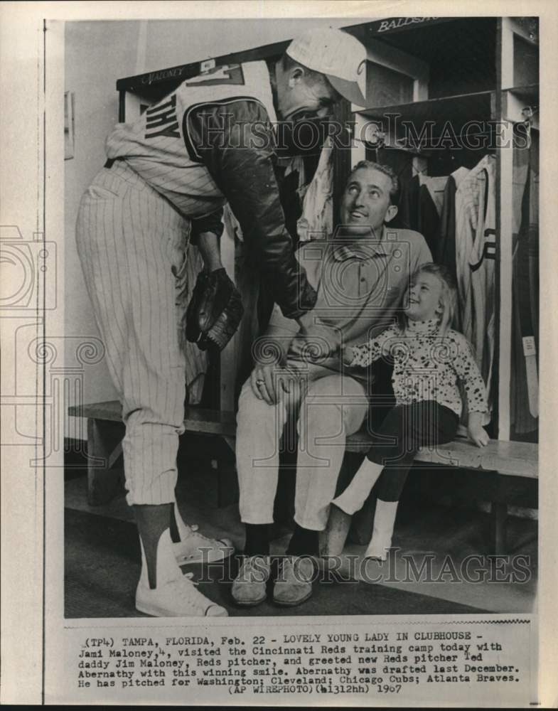 1967 Press Photo Reds&#39; baseball pitcher Ted Abernathy, Jim &amp; Jami Maloney, FL- Historic Images