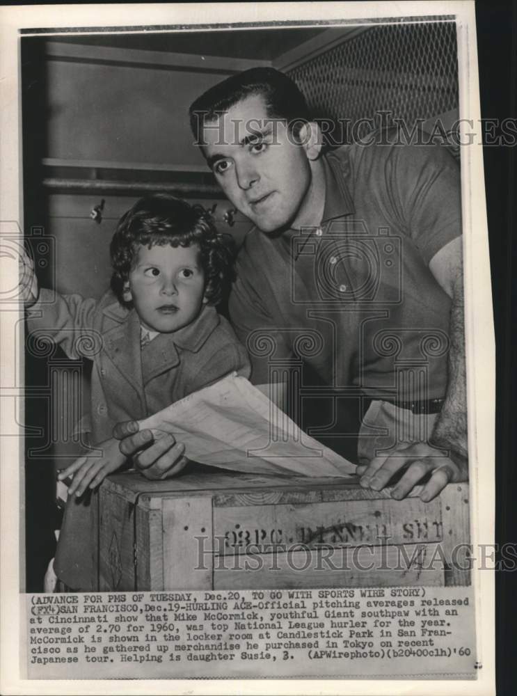 1960 Press Photo Giants&#39; baseball pitcher Mike McCormick &amp; daughter Susie, CA - Historic Images