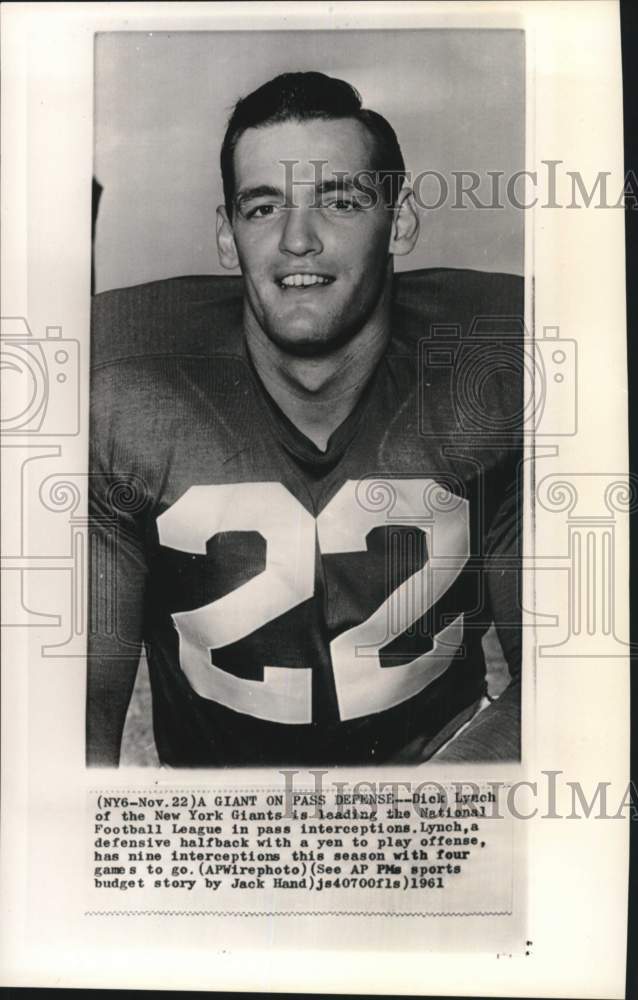 1961 Press Photo New York Giants&#39; defensive halfback Dick Lynch, football - Historic Images