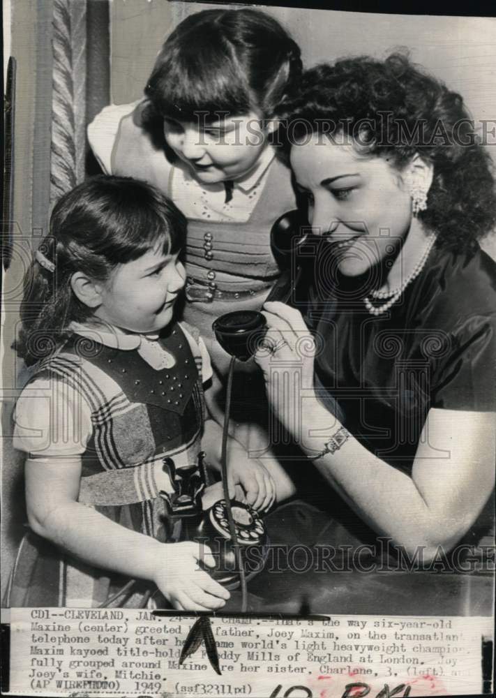 1949 Press Photo Boxer Joey Maxim&#39;s family greets him over telephone, Cleveland - Historic Images