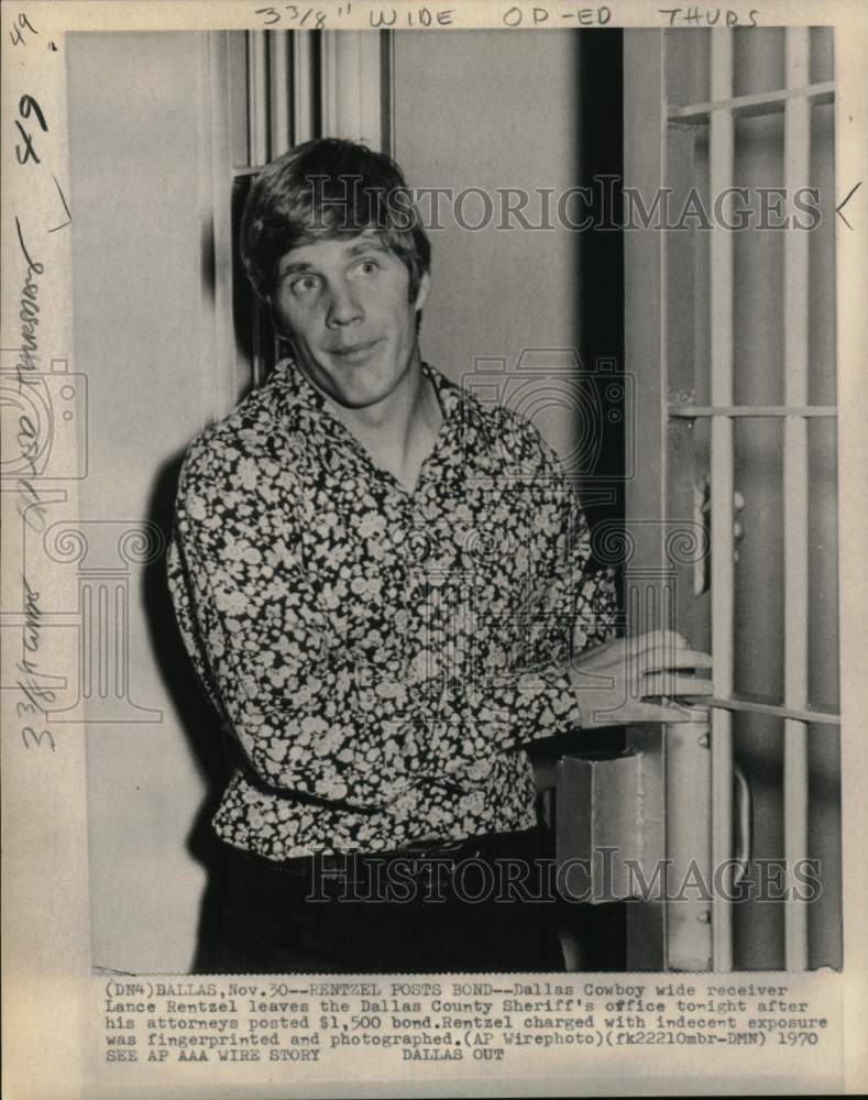 1970 Press Photo Football player Lance Rentzel leaving jail, Dallas, Texas - Historic Images