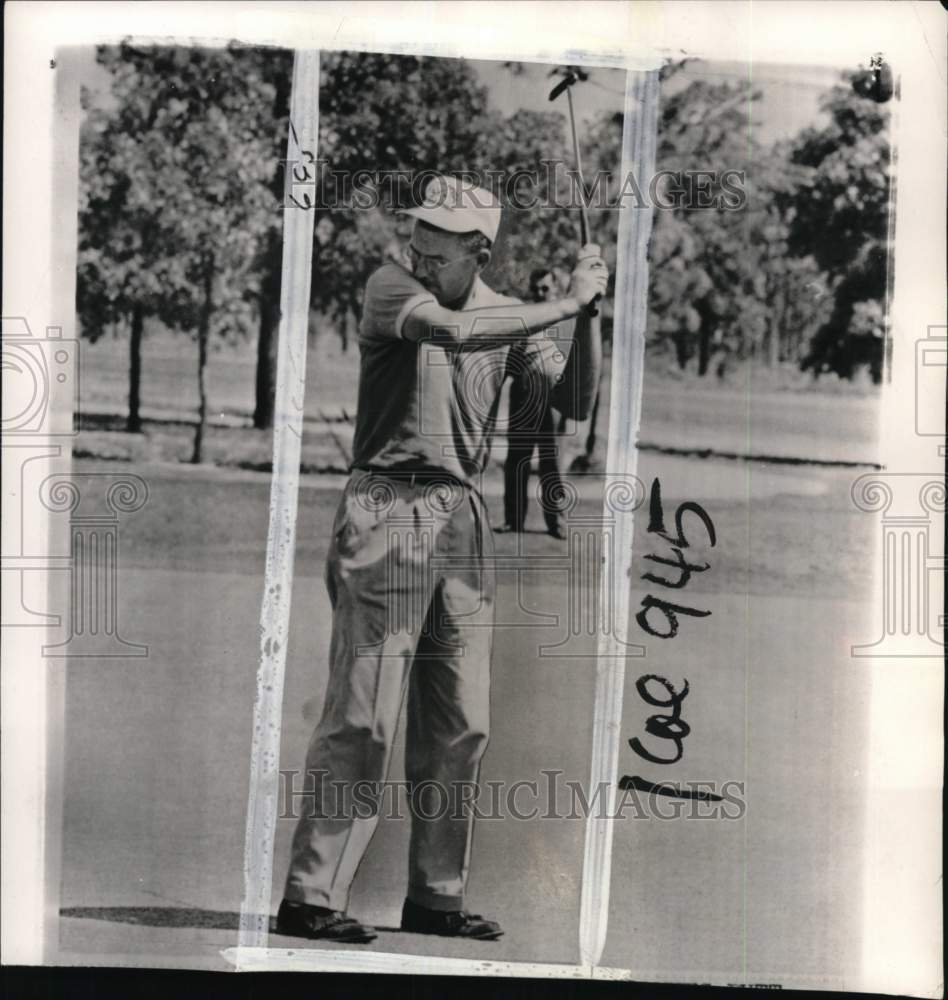 1960 Press Photo Golfer Billy Joe Patton misses a putt. - pis03103 - Historic Images