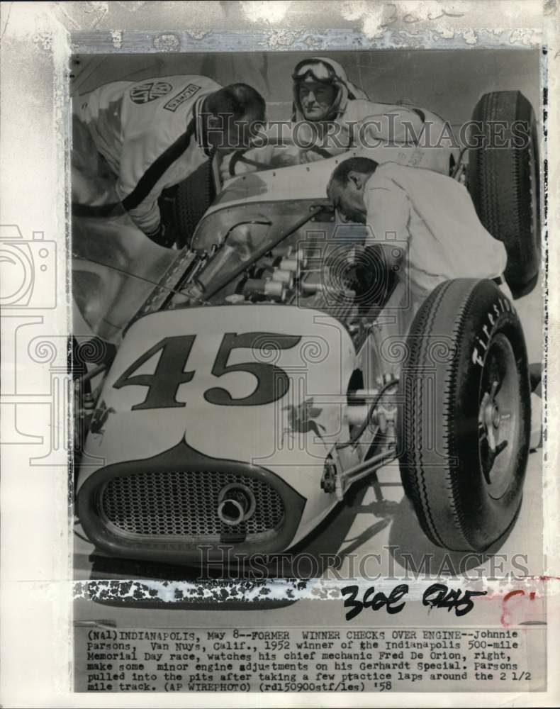 1958 Press Photo Racer Johnnie Parsons watches mechanics check car, Indianapolis - Historic Images