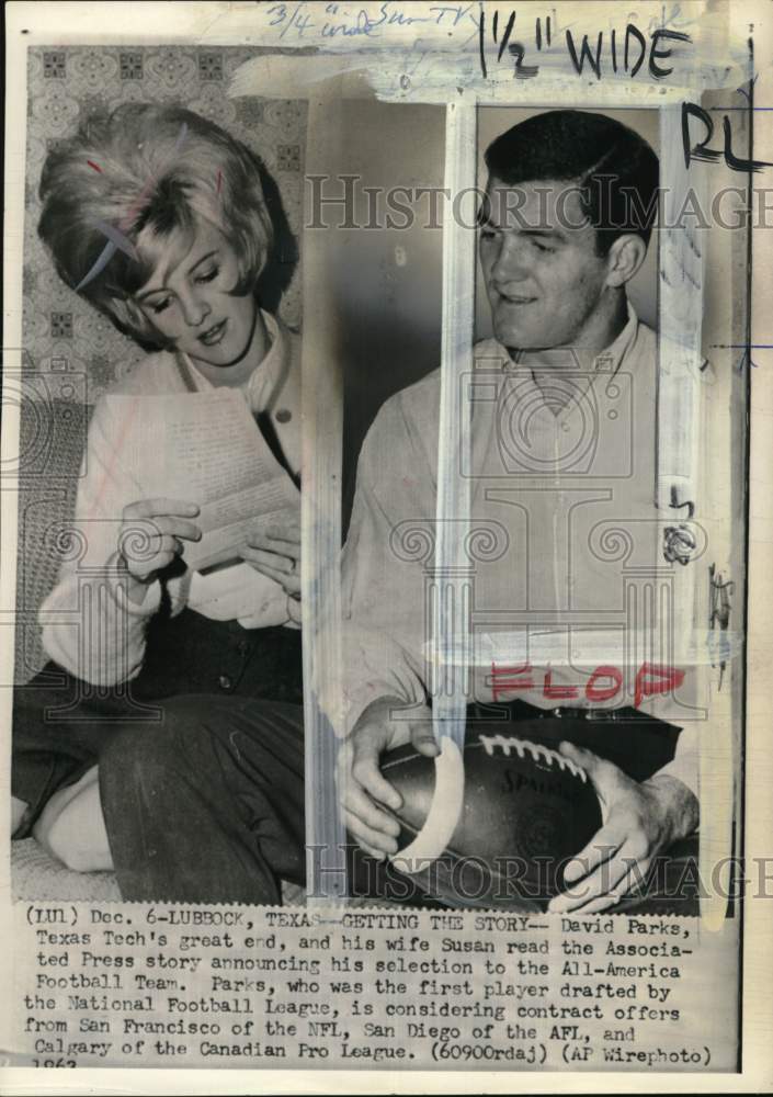 1963 Press Photo Football player David Parks &amp; wife Susan read AP story, Texas - Historic Images