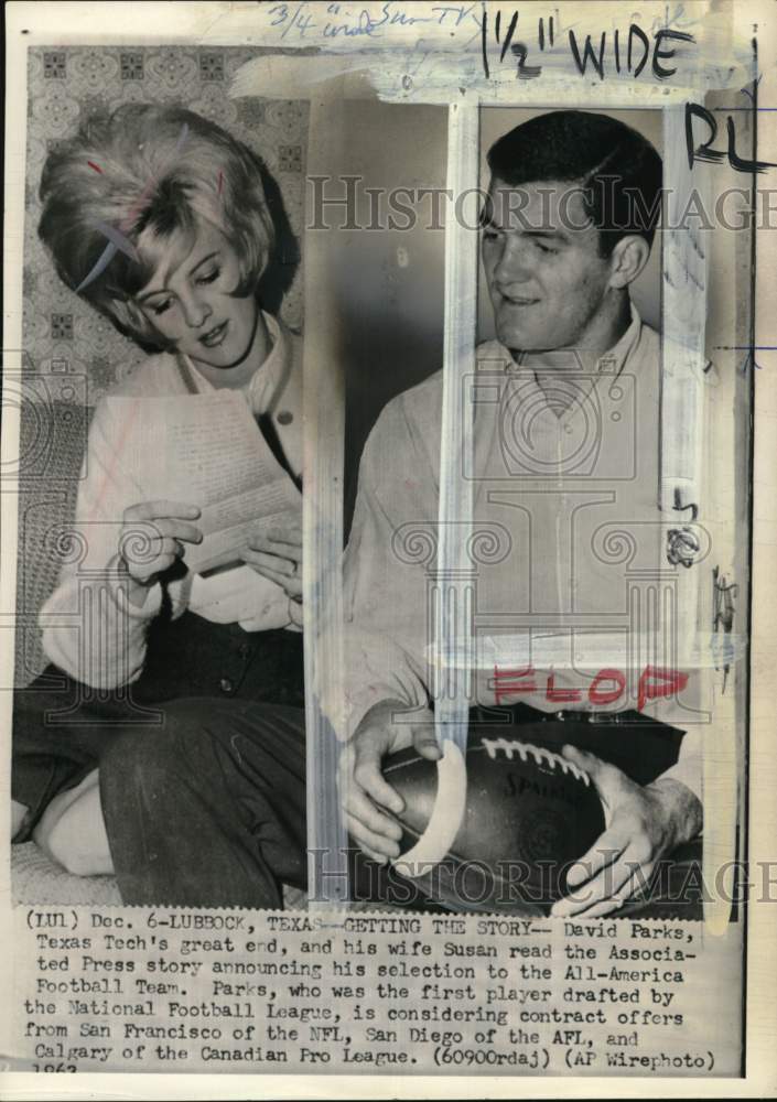 1963 Press Photo Football player David Parks & wife Susan read AP story, Texas - Historic Images