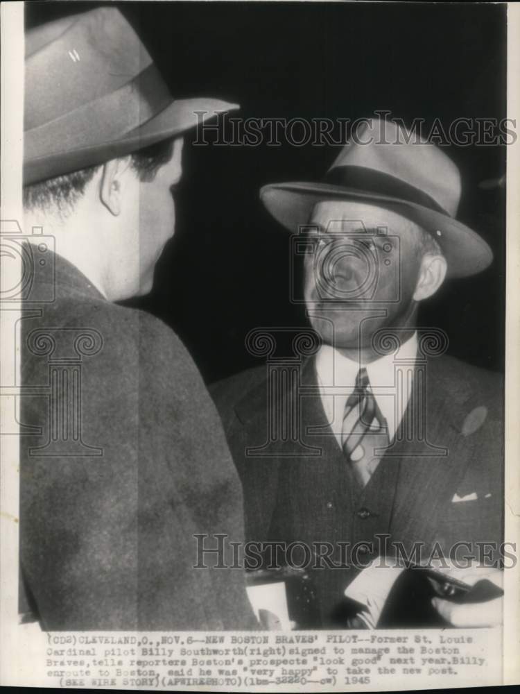 1945 Press Photo Cardinals baseball pilot Billy Southworth, reporters, Cleveland- Historic Images